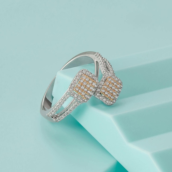 An Exquisite Diamond Jewellery Set View 1